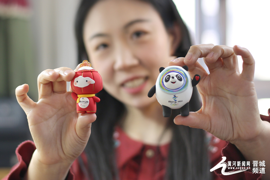 晋城90后"巧手姐姐"制作黏土版"冰墩墩"!