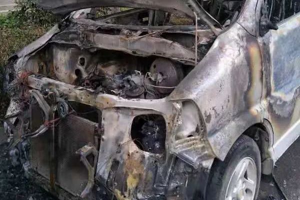 丽江一面包车街头起火,浓烟滚滚,车被烧成空架,幸无人员受伤