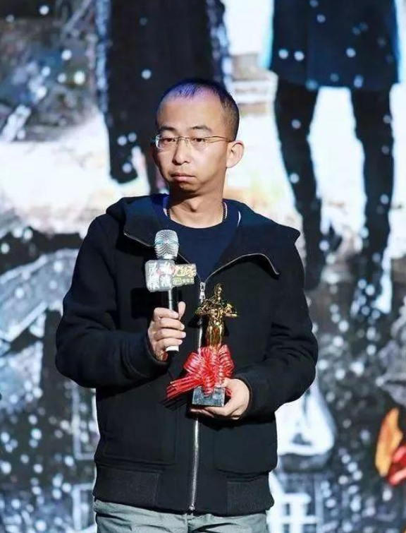 回顾丑星巨兴茂7年赚亿万身家成知名导演娶美娇妻改善基因