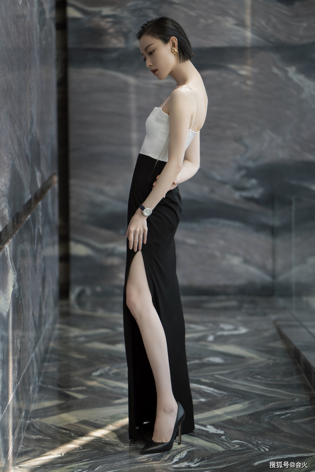 倪妮侧着拍片,只裹一块布,展示着完美的身材