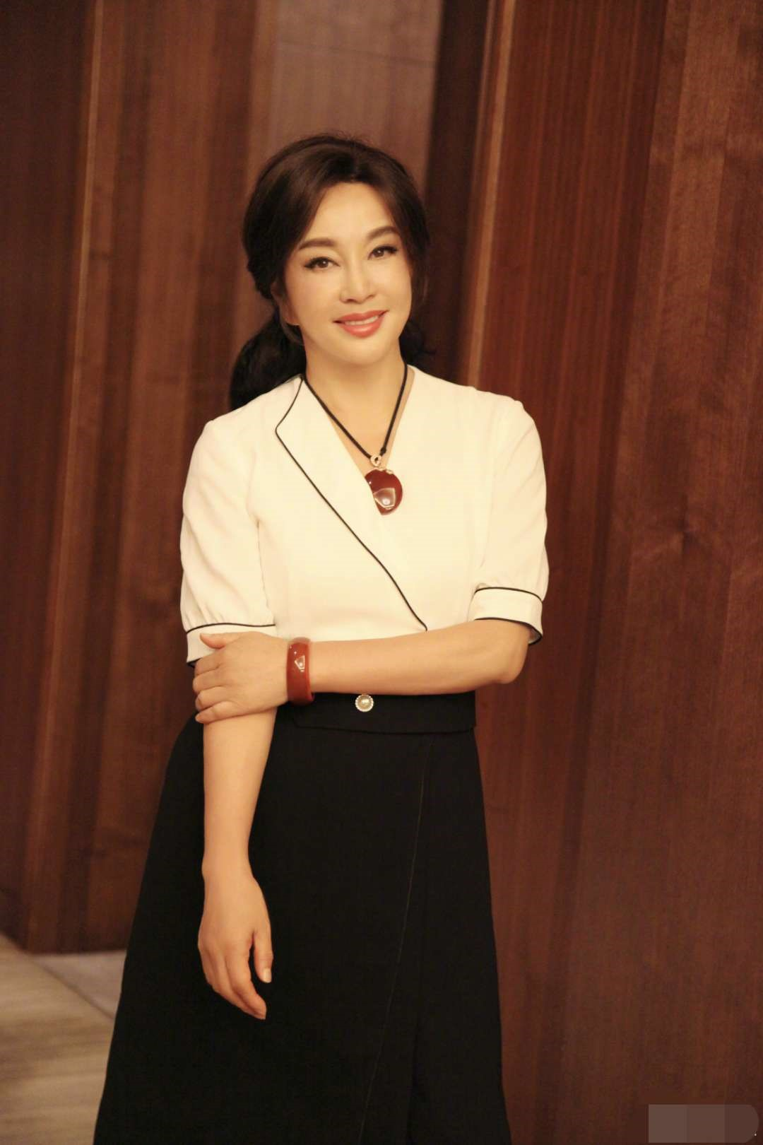 刘晓庆真人长啥样?颁奖现场"用力过度"暴露真实素颜,难以置信