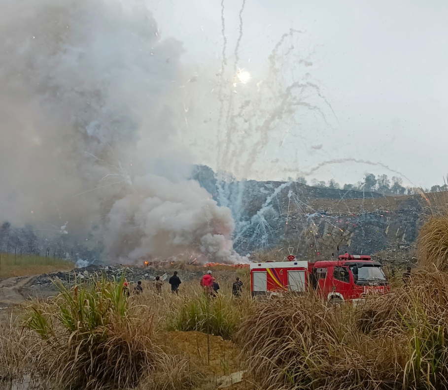 邵阳8000余件非法烟花爆竹,被公开集中销毁!