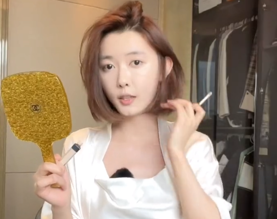 千万网红聂小雨素颜出镜,真实身高引争议,网友:没痞幼好看