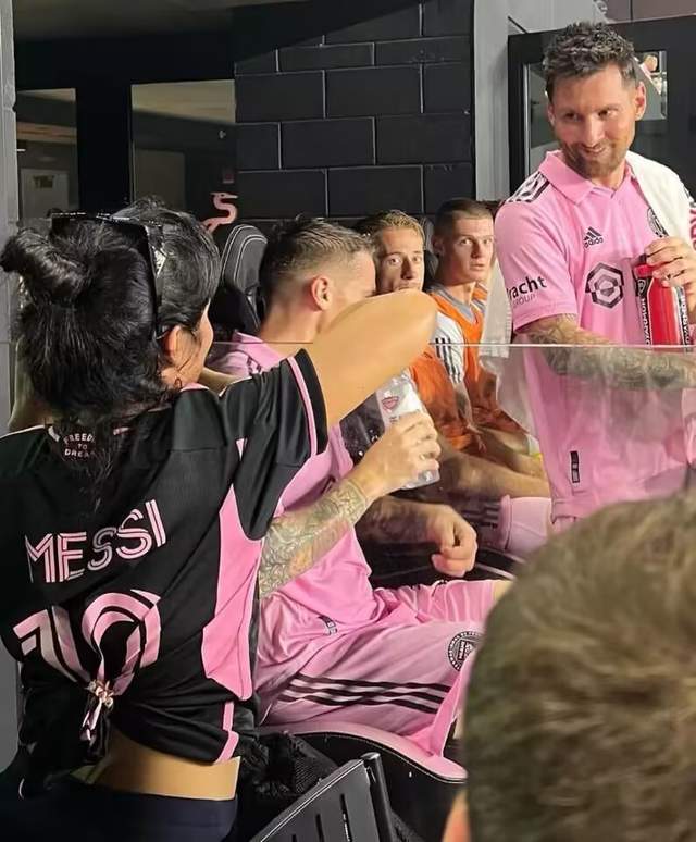 梅西进球之后:麻袋竖大拇指,安东内拉笑了,贝克汉姆自作多情