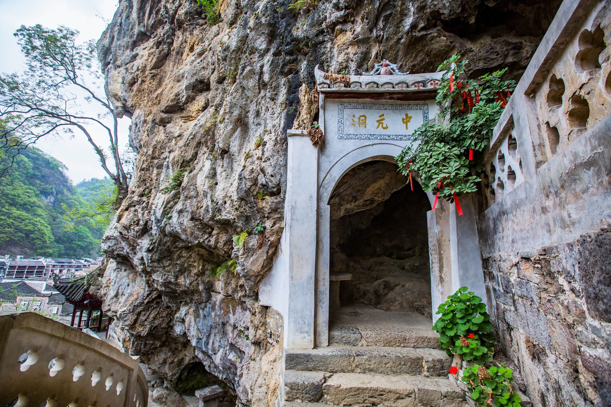 贵州镇远有一处青龙洞,历史悠久,是俯瞰古镇全景的绝佳地点