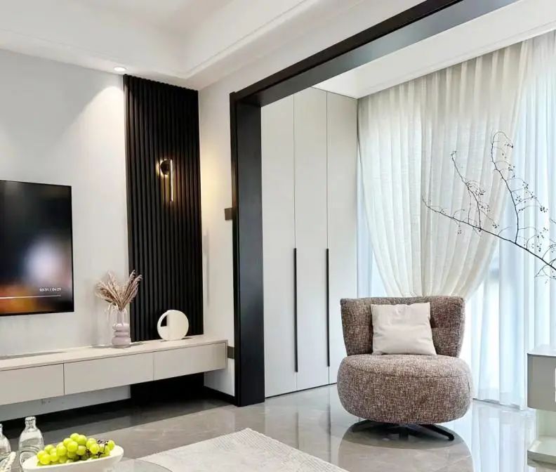 我才发现,阳台两侧不能砸的墙垛,原来可以这样设计!