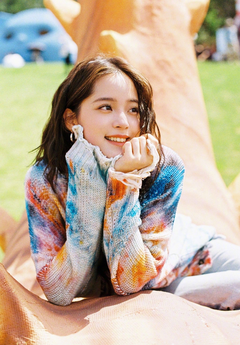 欧阳娜娜假期出游随拍,展现青春活力和时尚品味