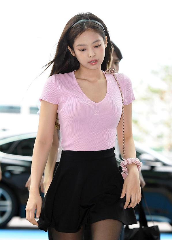 jennie金智妮私服太撩人,黑丝搭短裙清纯又性感