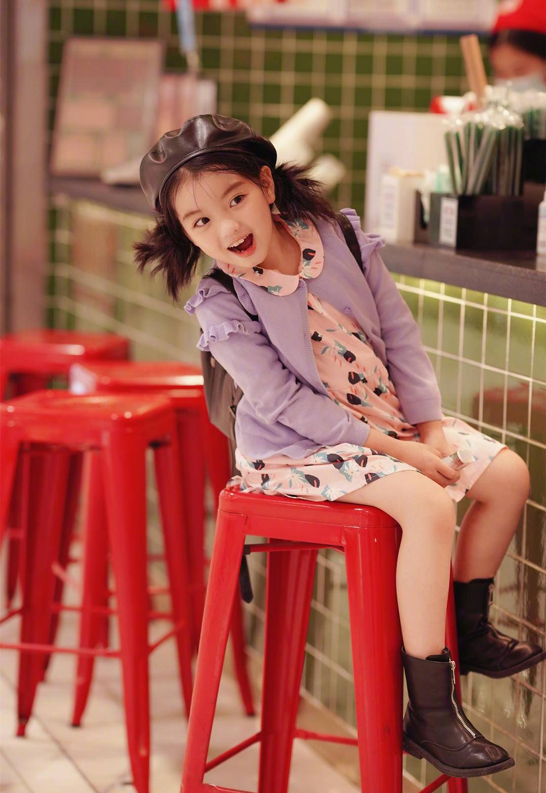 8岁阿拉蕾真会穿,印花连衣裙外搭紫色小开衫,踩短靴成街头焦点