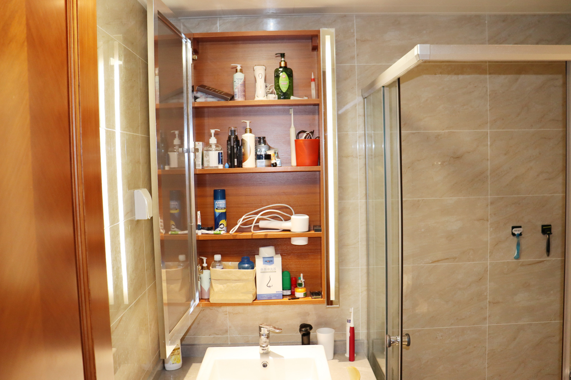 我家用了一年的卫生间实拍,里面的装修有三处很满意,三处不满意