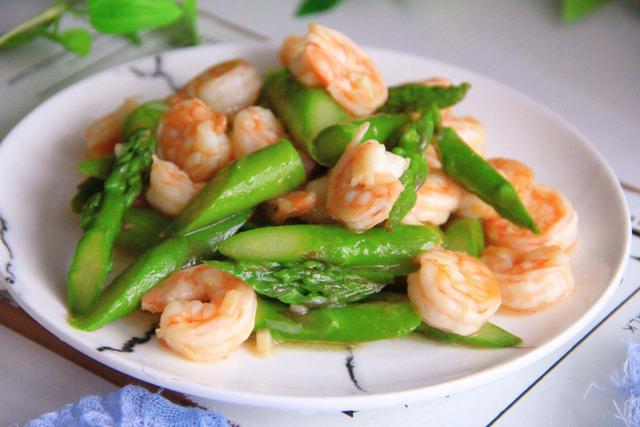 女人要想显年轻,建议常吃这4道"养颜菜",常吃皮肤水嫩显年轻