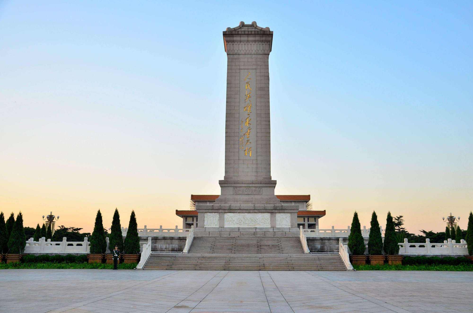 人民英雄纪念碑有37.94米高,百吨重,当年是如何运到北京的?