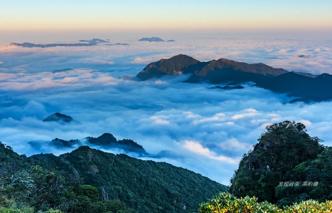 美女摸黑独闯广东第二峰,成功邂逅南岭壮美云海日落!