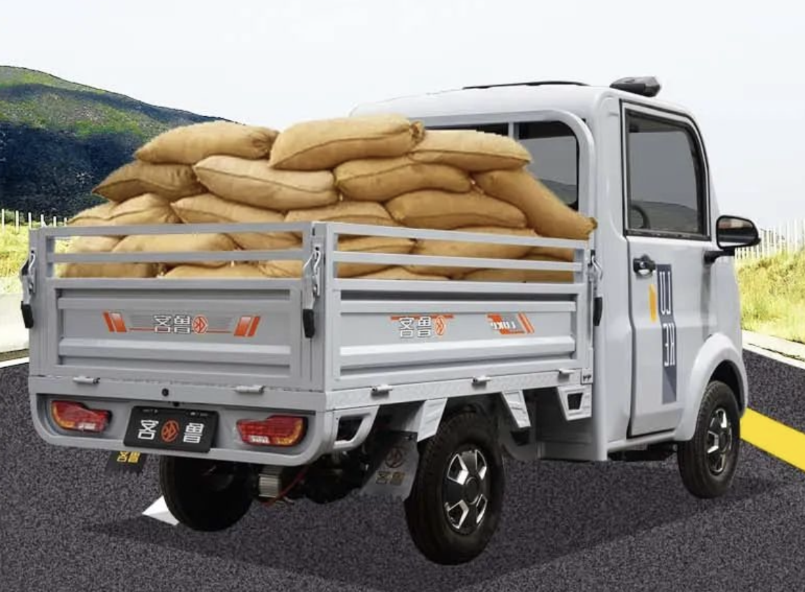 鲁客推出一款四轮电动车,造型大气,续航达220里,还能拉货