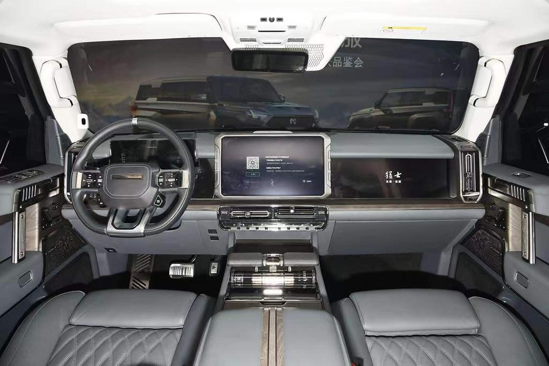 预售价70万元起,猛士917内饰曝光,定位中大型suv,竞争仰望u8  日前