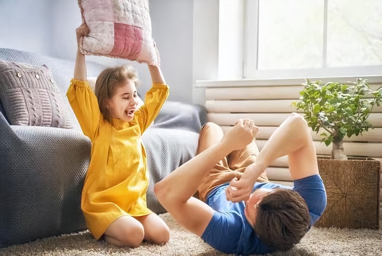 家有二孩,三孩,父母如何处理孩子间的打闹?学会四招轻松解决