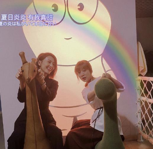 高圆圆王真儿聚会,贴脸合拍亲如姐妹,开怀畅饮喝到脸红好尽兴