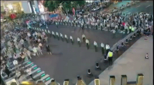 热点|“怕忘记这个感觉”11岁男孩游西湖时突然蹲下写作文，评论亮了