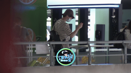 网友爆料,在上海机场邂逅了刚刚下落地下飞机的男明星屈楚萧,看照片