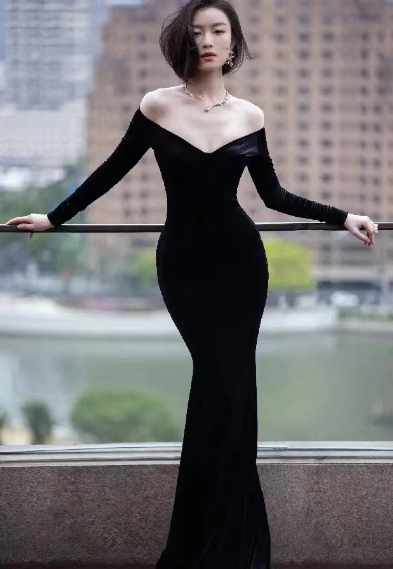 倪妮新戏造型曝光,穿超短裤秀出大长腿,网友:这身材爱了!