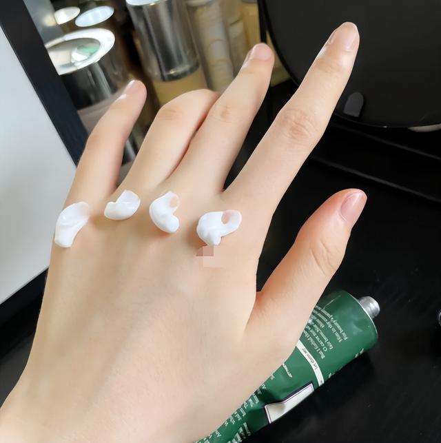 "每天涂护手霜"和"不涂护手霜"的人,对比双手会有什么不同?