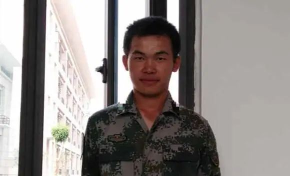 "首长,我要重返前线!"面对洪峰,上海退伍大学生喊出青春之声