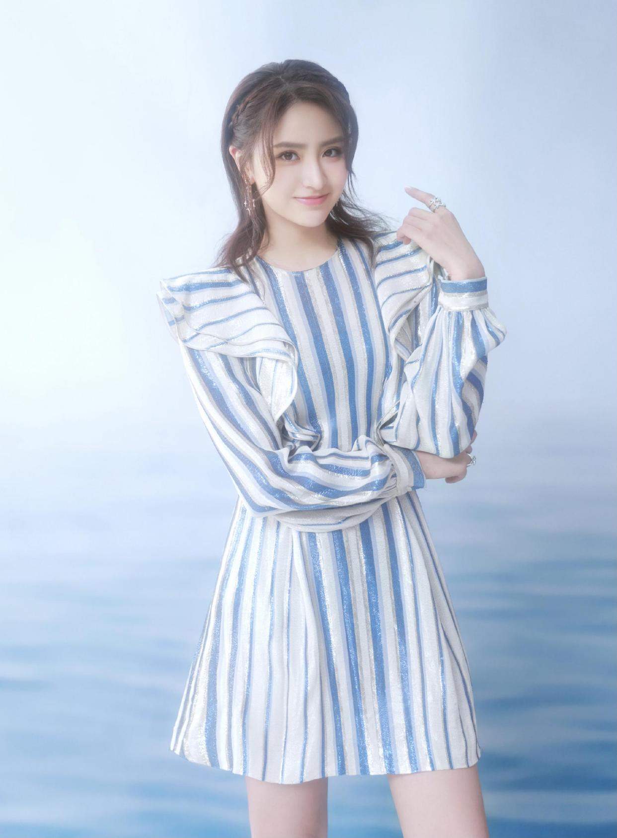 金子涵加盟《我们恋爱吧》,条纹蝴蝶袖裙清新,呆萌可爱表情包