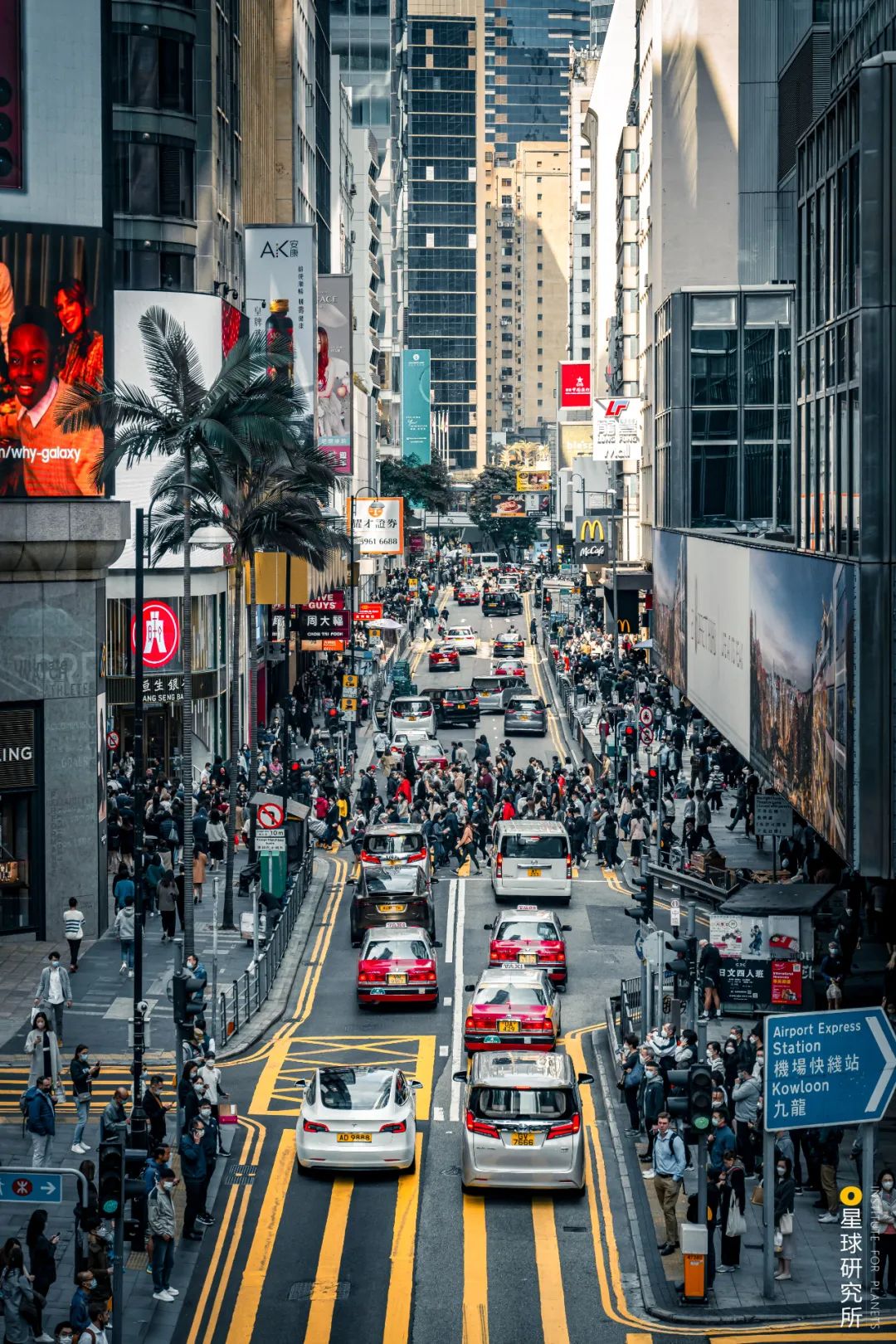 当你站在香港的街道上会深切感受到都市可以有多密集(香港九龙湾的
