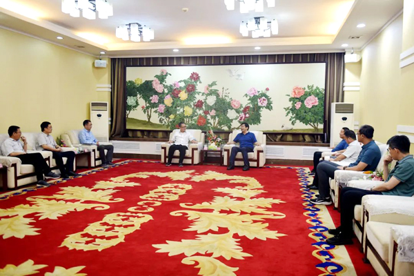 郭贞红与多家客人座谈