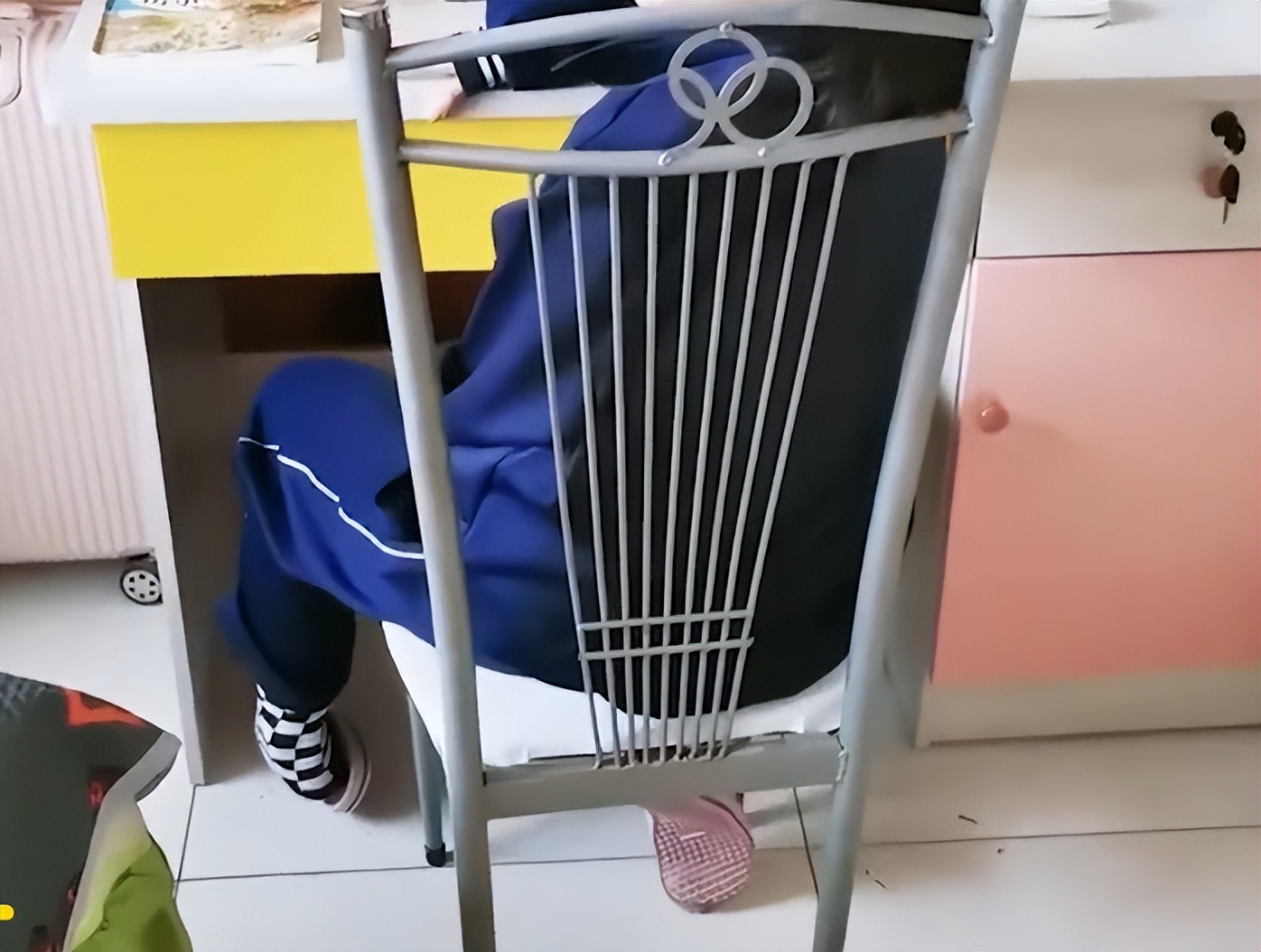 笑喷!河北爸爸监督女儿上网课却睡着打呼噜,妈妈气得连扇几耳光