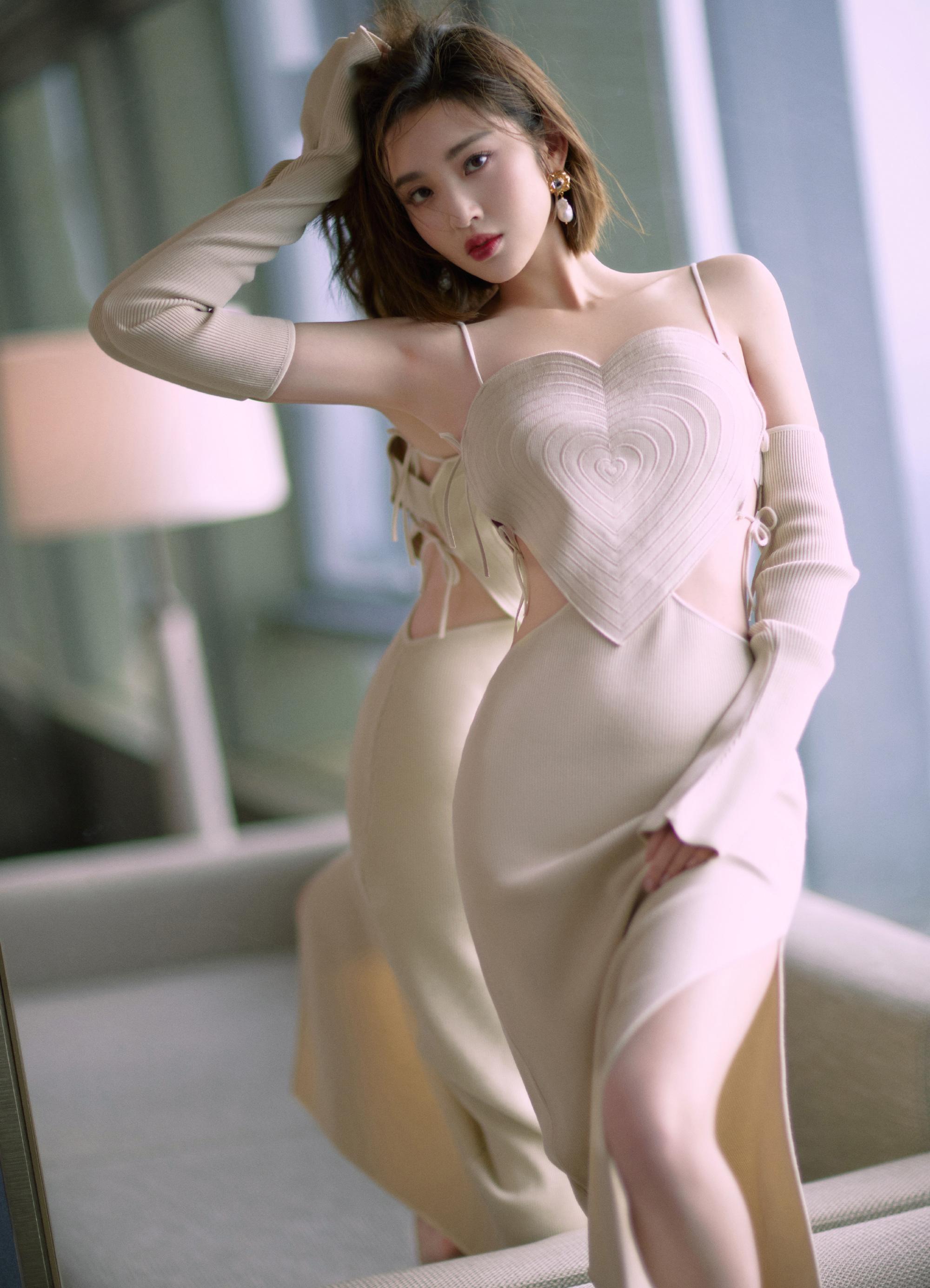 女星唐艺昕穿心形长裙拍写真,露出纤纤细腰,娇艳妩媚