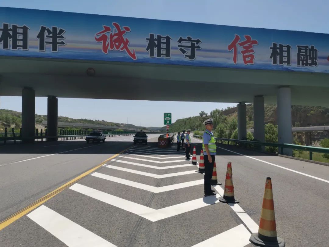 平安护航建党百年 榆神高速交警在行动