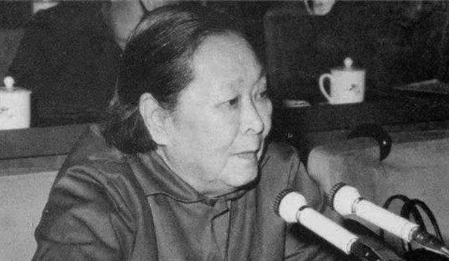 叶选宁:曾宪植的儿子,外号"独臂将军",妻子是画家