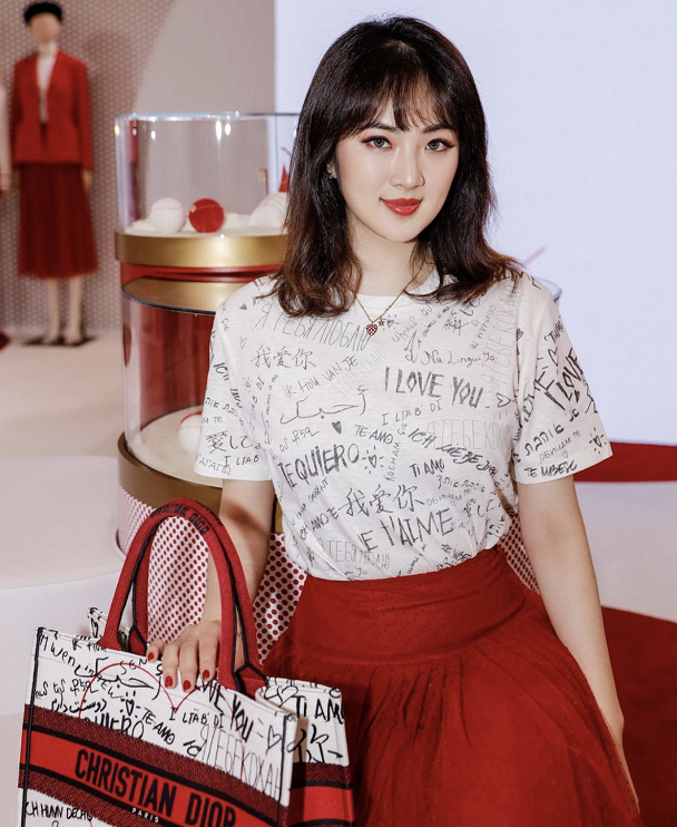 华为千金姚安娜晒照,看她上演"夹腿坐"的样子,才懂她是真名媛