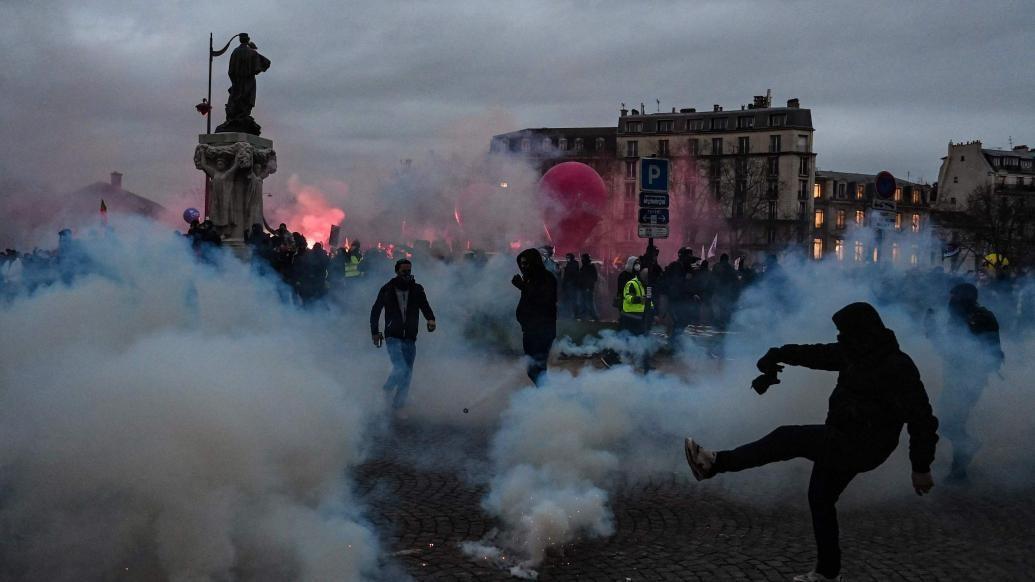 法国爆发大罢工,75万人涌上街头,警察大打出手,马克龙被迫让步