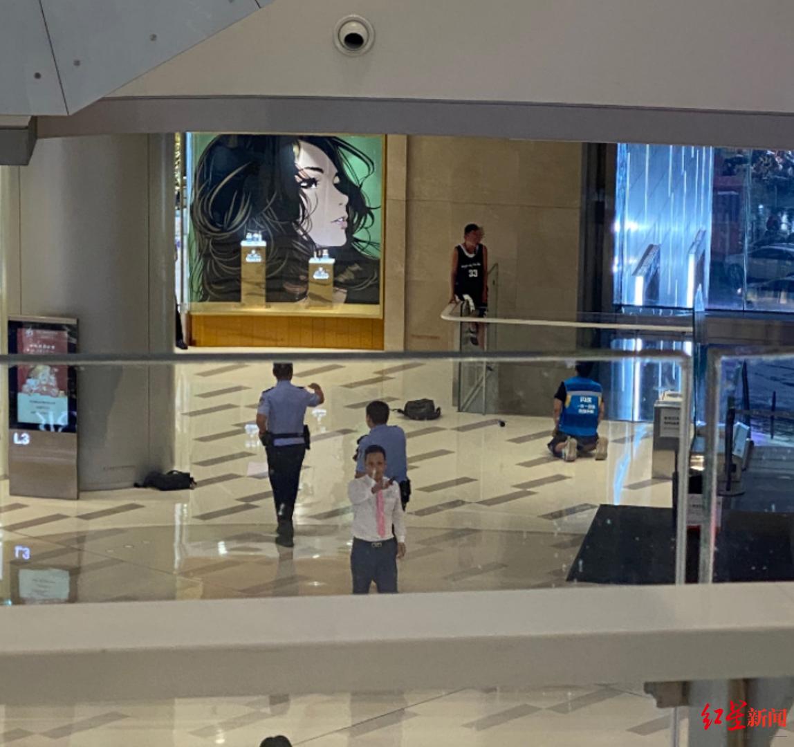 热点|外卖小哥“紧急下跪”救下欲跳楼男子：没别的办法了，就是本能