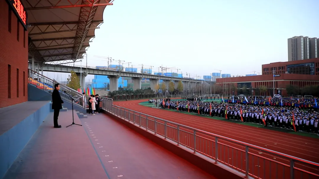 咸阳彩虹中学举行"挑战极限,无悔人生"主题晨会