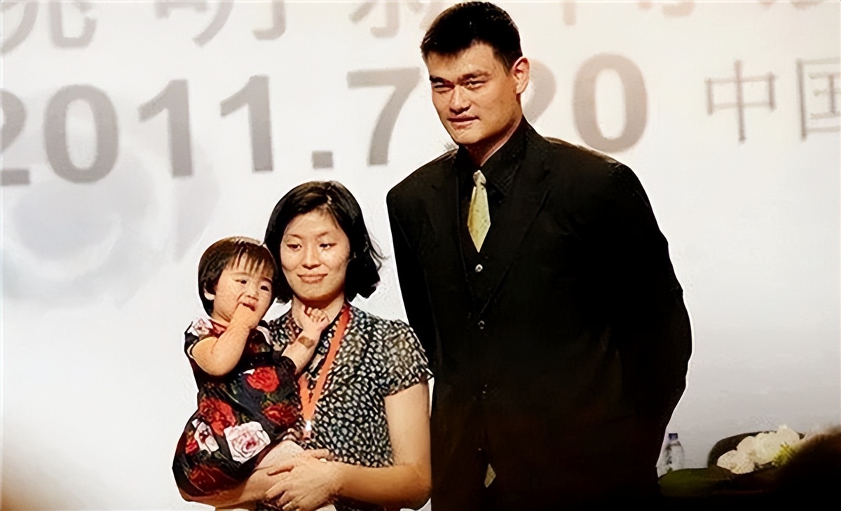 姚明与妻子叶莉现状:41岁叶莉年轻似少女,12岁女儿身高1米8