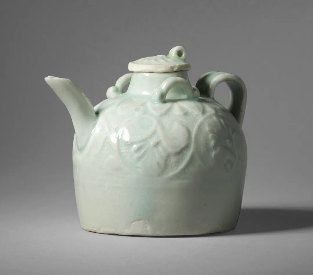 lot0109 明 湖田窑印花卉纹小壶 h8.cm 估价:20,000—45,000