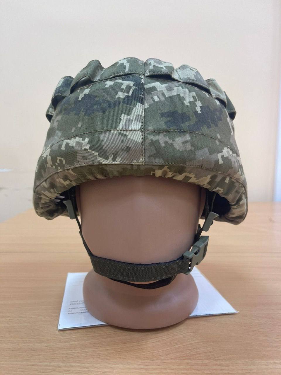 乌克兰国防部向战士们提供新式战斗防弹头盔.