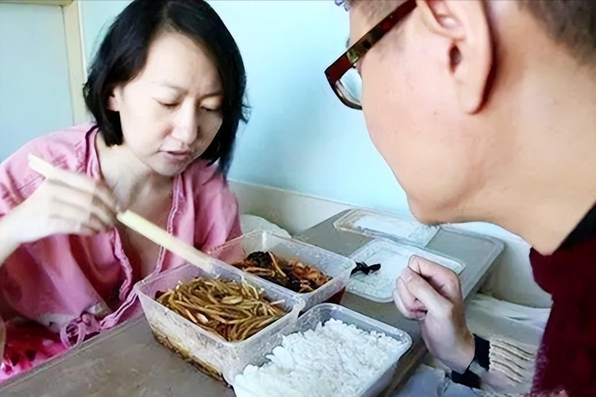 王越面对癌症有点迷茫,同时,她不想拖累丈夫,当她想要放弃的时候,王亮