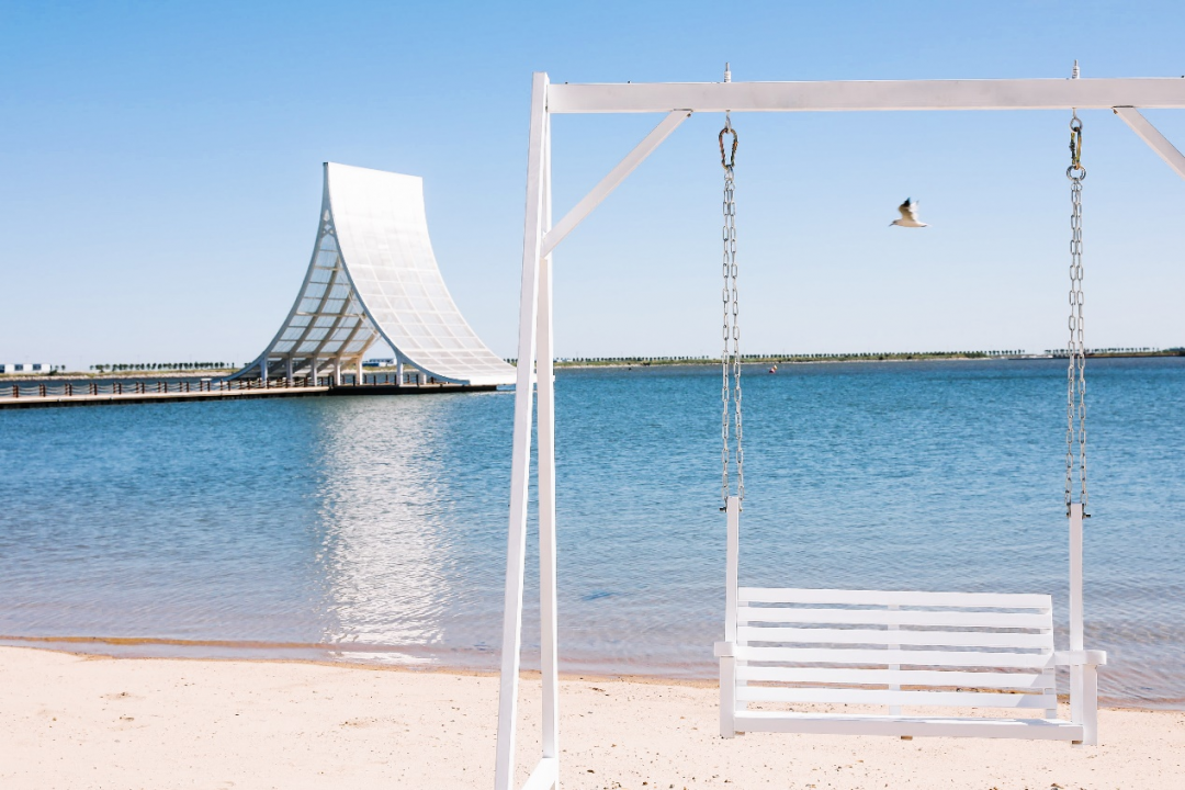 来世茂起云湾躺在柔软的白沙沙滩沐浴阳光,被海风轻拂