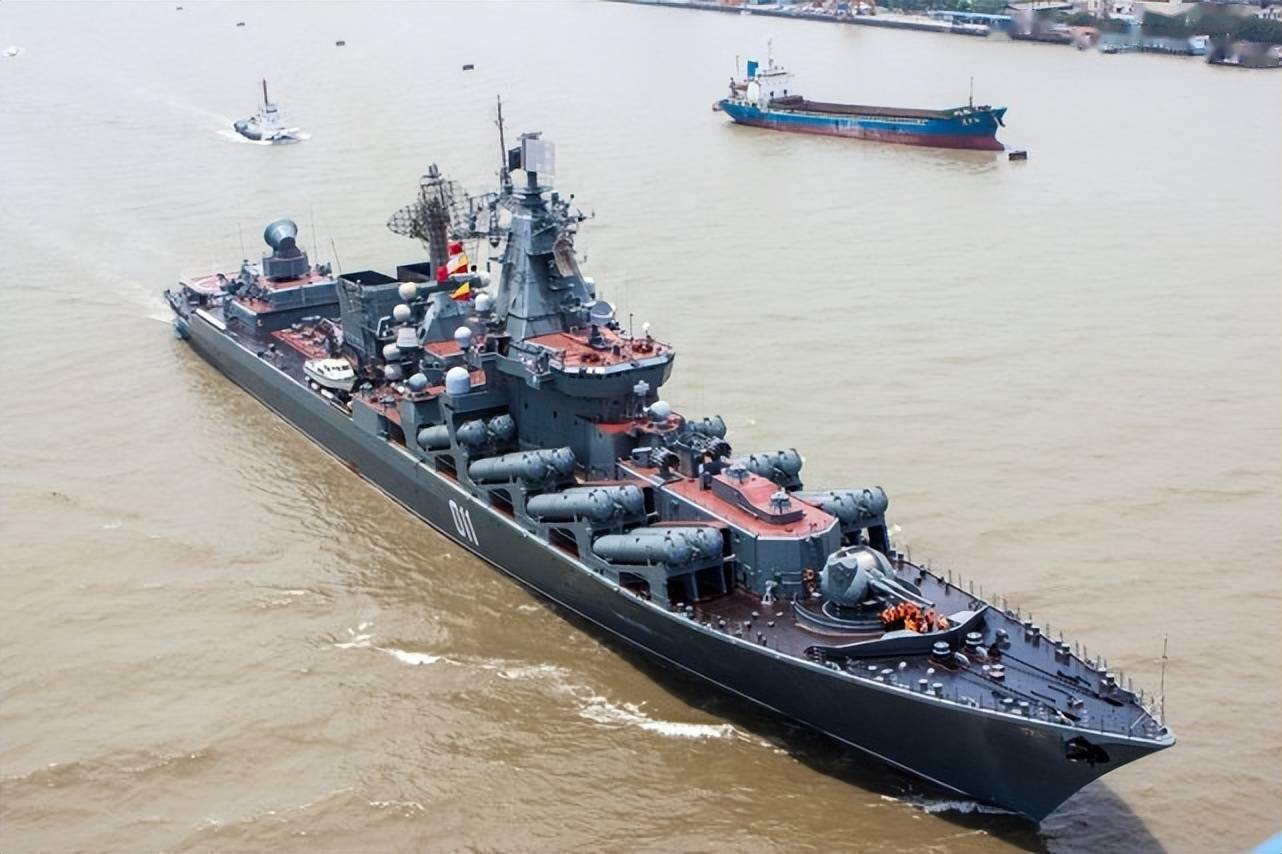 被乌克兰两枚小导弹打爆,"海上巨兽"莫斯科号,为啥如此脆弱?