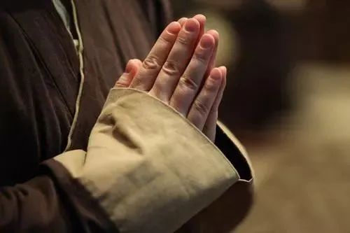 游客烧外香遭僧人辱骂:你真的是在拜佛,而不是在拜私欲吗?