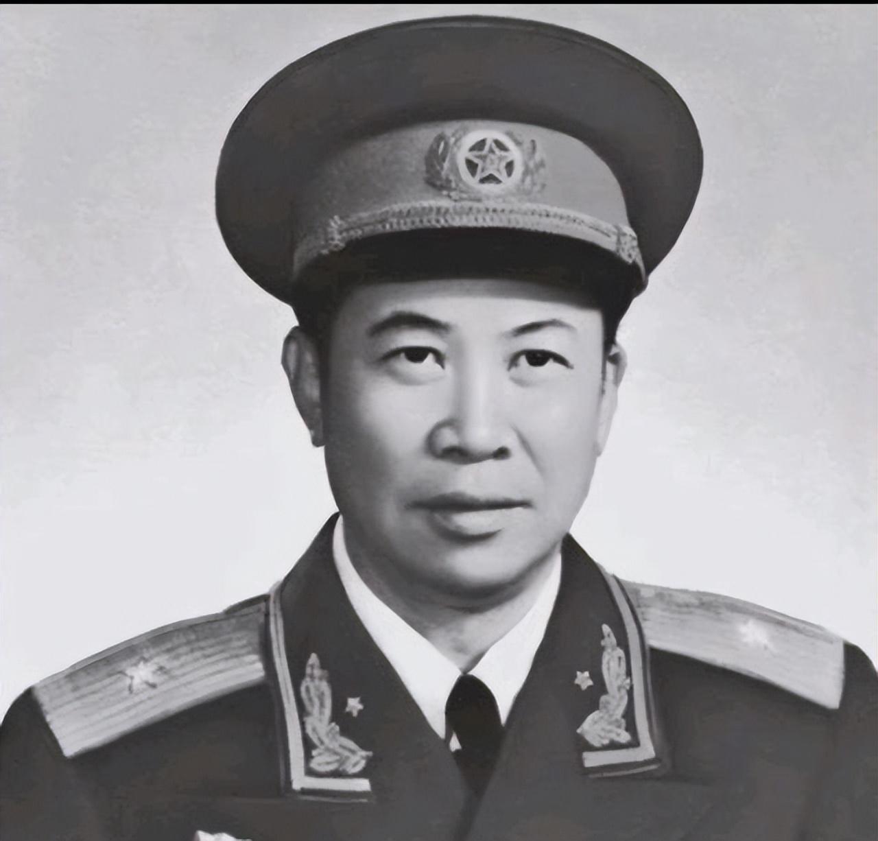 1949年,解放军师长到北京饭店,眼睛一瞟柜台:这有个特务