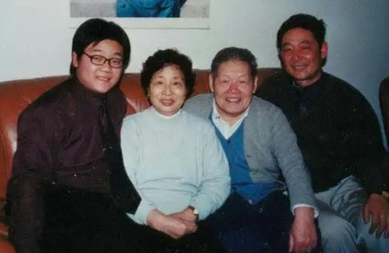 他33岁授上校,42岁升少将,51岁担任空军司令员,55岁被撤职