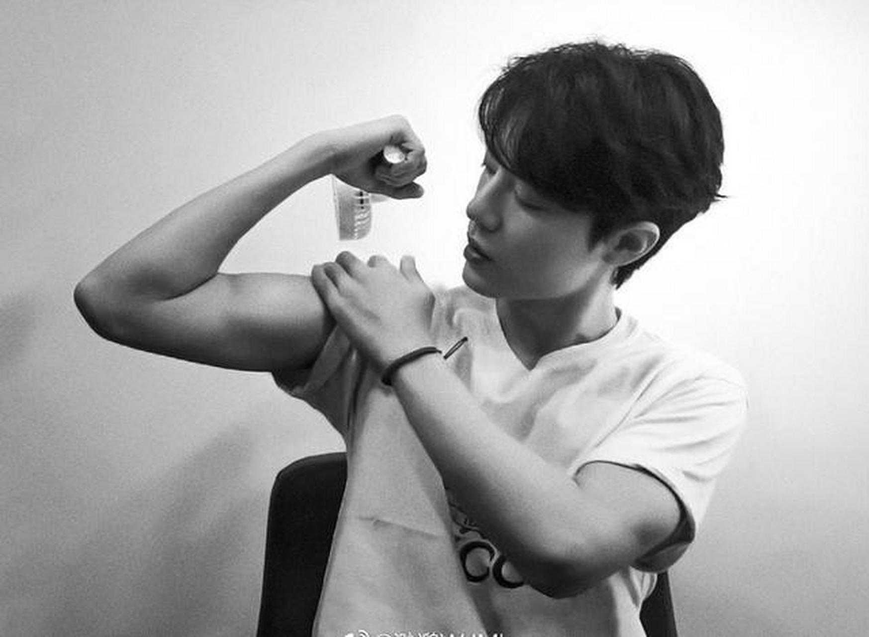 当我们谈论肖战,你可能会想到他的演艺才华,他的广泛粉丝群体,或者他