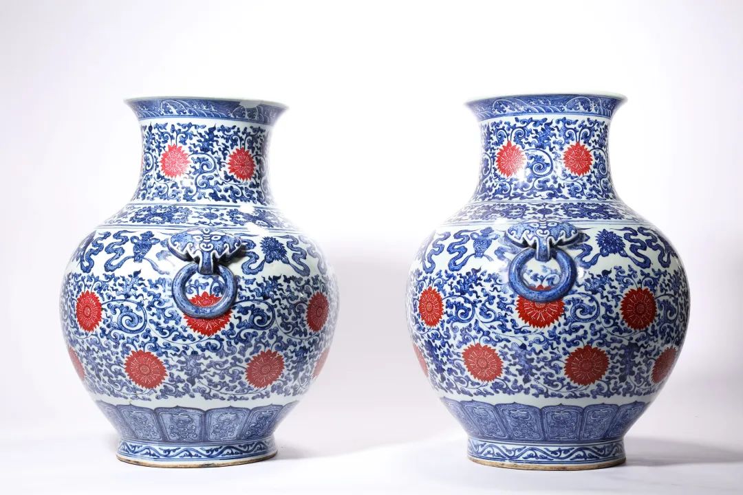 清道光 矾红青花缠枝莲纹辅首衔环大尊一对赏析|中古陶2023春拍