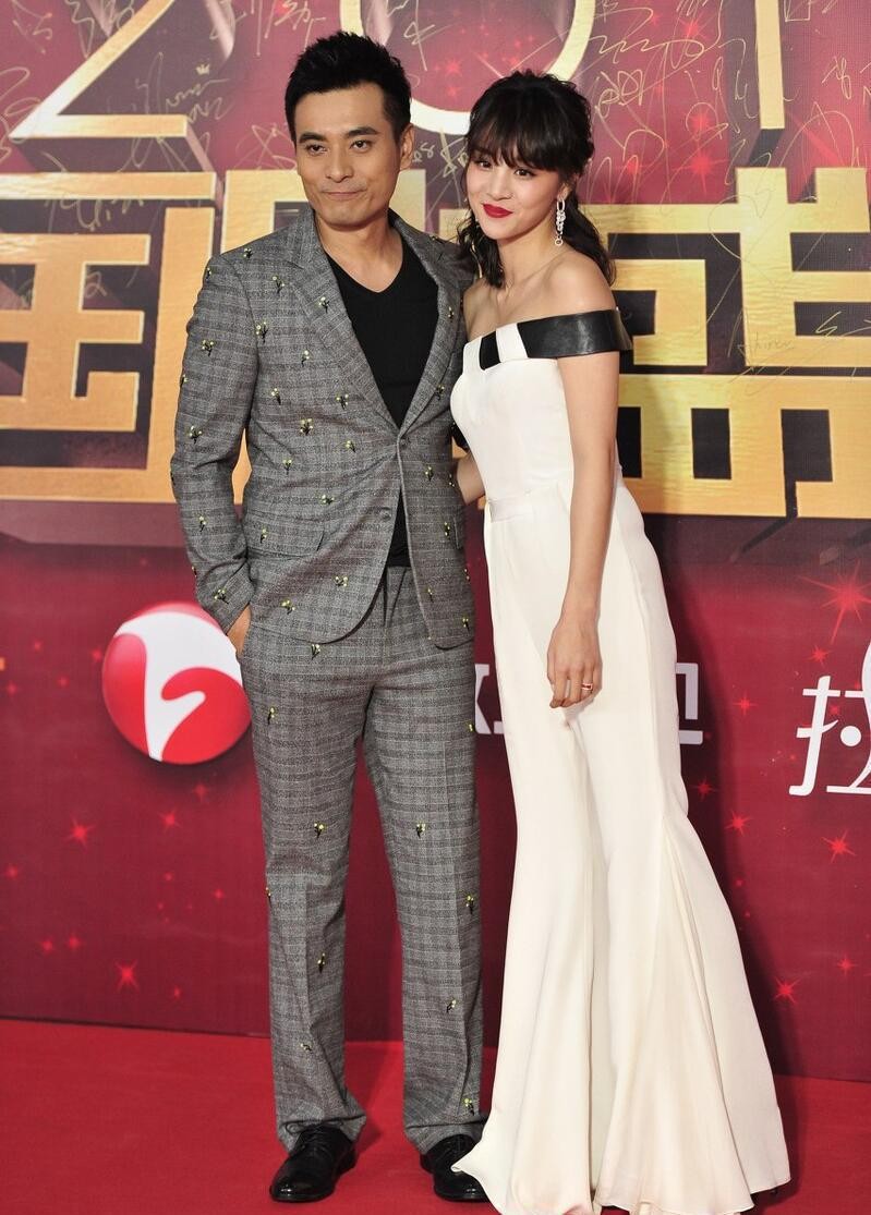 陈龙老婆真娇嫩,穿淡粉色一字肩礼裙,"v字锁骨"挺抢镜的
