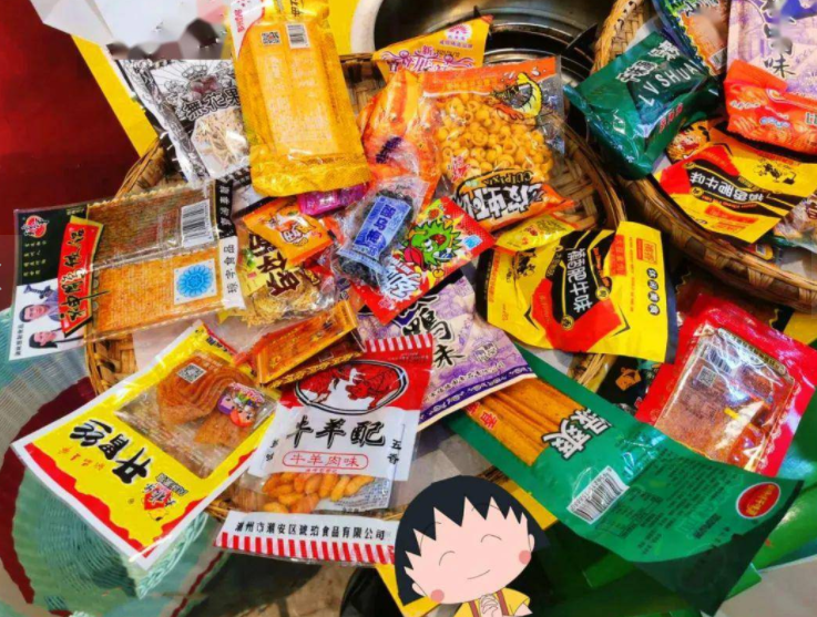 "不忍直视!",学校门口小卖铺销售低俗包装零食,容易误导孩子